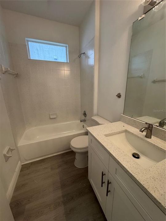Activo con contrato: $2,800 (4 camas, 2 baños, 1705 Pies cuadrados)
