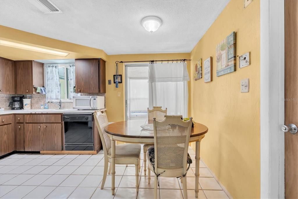 Activo con contrato: $215,000 (2 camas, 2 baños, 1032 Pies cuadrados)