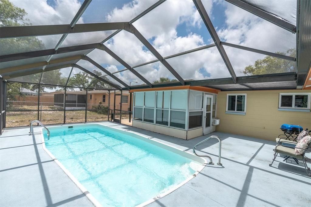 Activo con contrato: $215,000 (2 camas, 2 baños, 1032 Pies cuadrados)