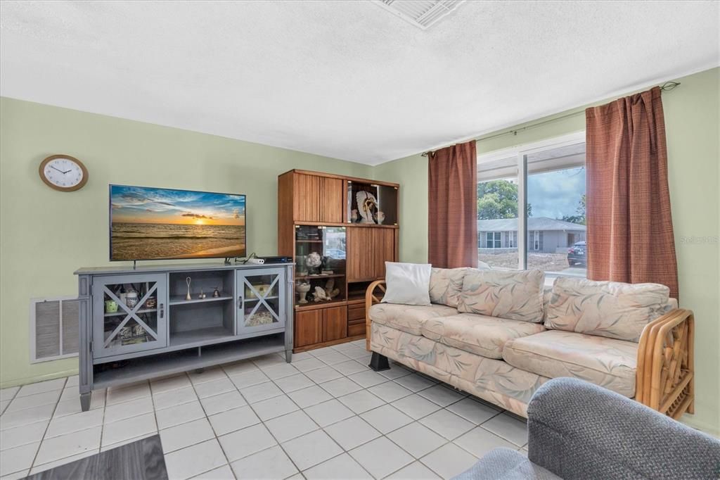 Activo con contrato: $215,000 (2 camas, 2 baños, 1032 Pies cuadrados)