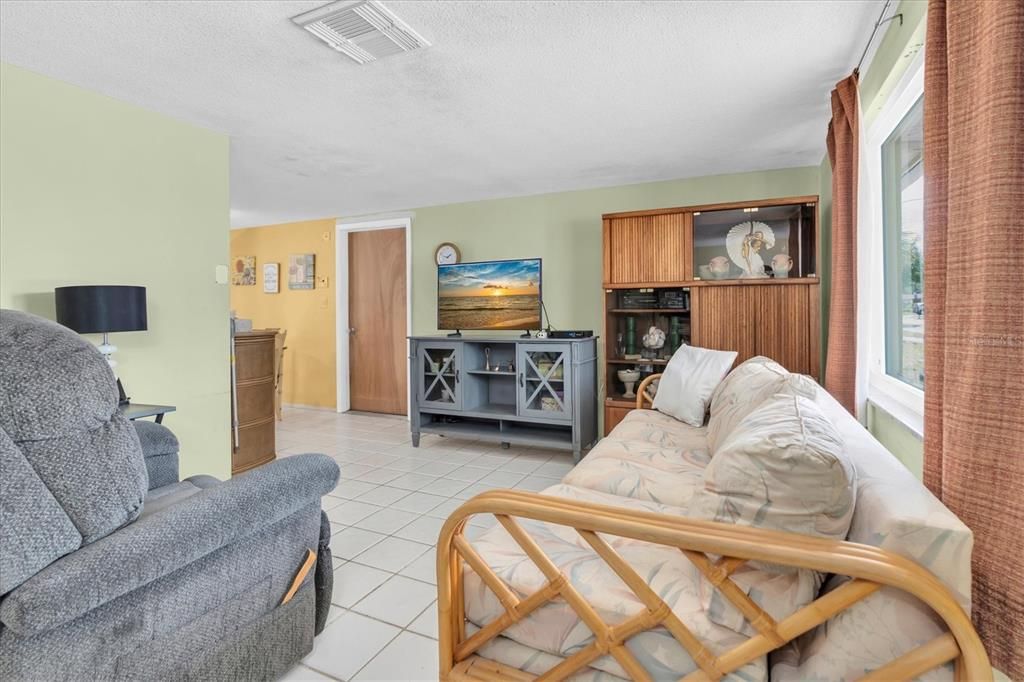 Activo con contrato: $215,000 (2 camas, 2 baños, 1032 Pies cuadrados)