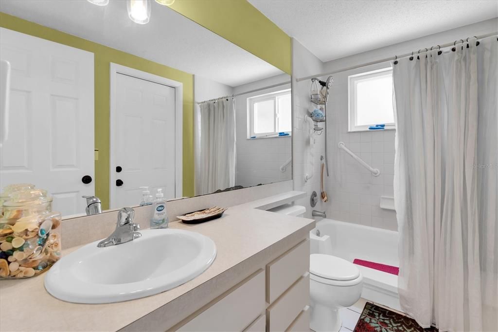 Activo con contrato: $215,000 (2 camas, 2 baños, 1032 Pies cuadrados)