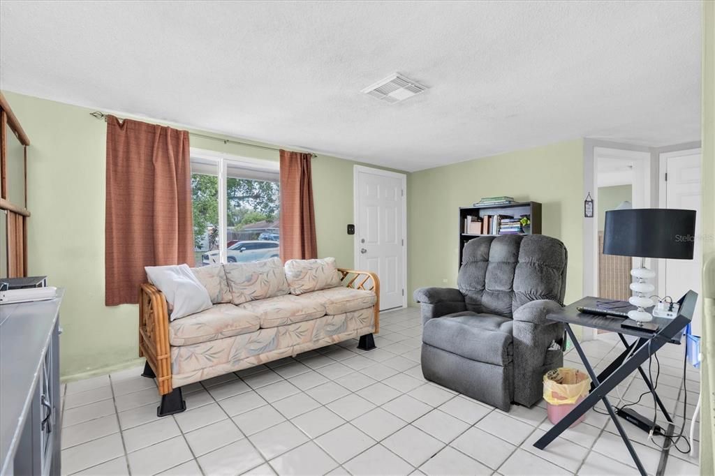 Activo con contrato: $215,000 (2 camas, 2 baños, 1032 Pies cuadrados)