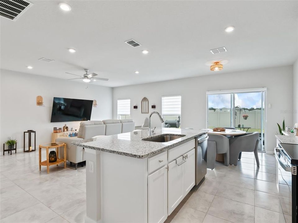 For Sale: $290,000 (3 beds, 2 baths, 1450 Square Feet)