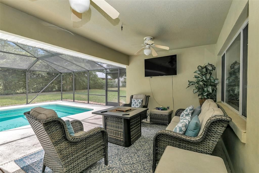 Activo con contrato: $374,900 (4 camas, 2 baños, 2084 Pies cuadrados)