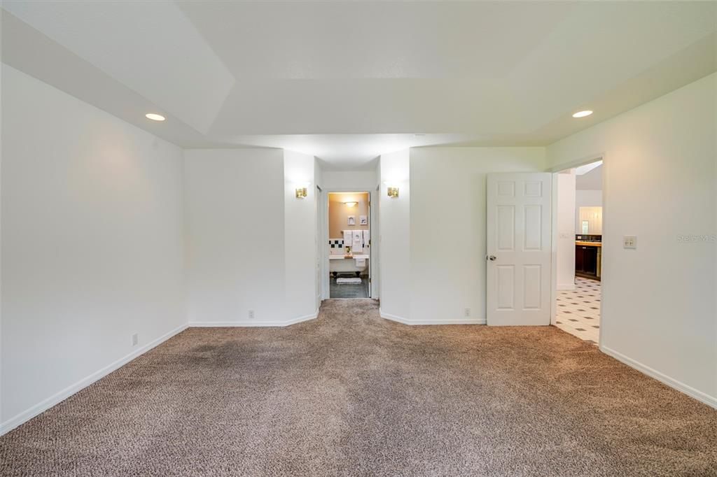Activo con contrato: $374,900 (4 camas, 2 baños, 2084 Pies cuadrados)