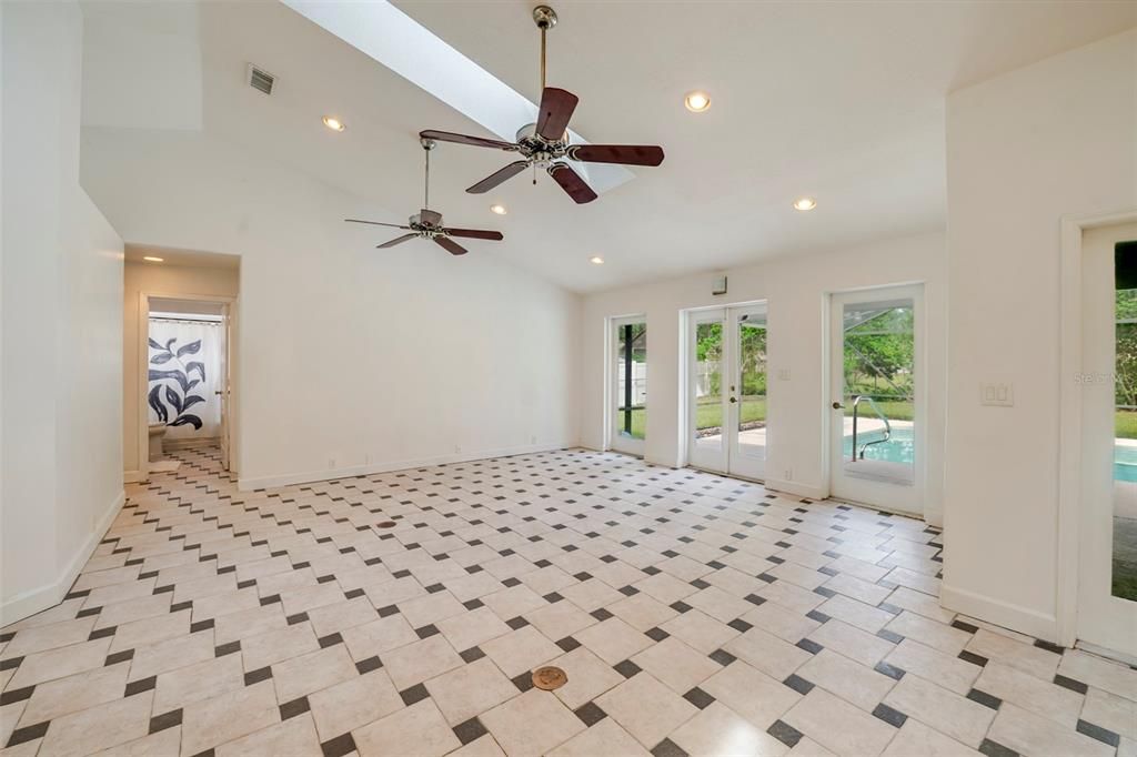 Activo con contrato: $374,900 (4 camas, 2 baños, 2084 Pies cuadrados)