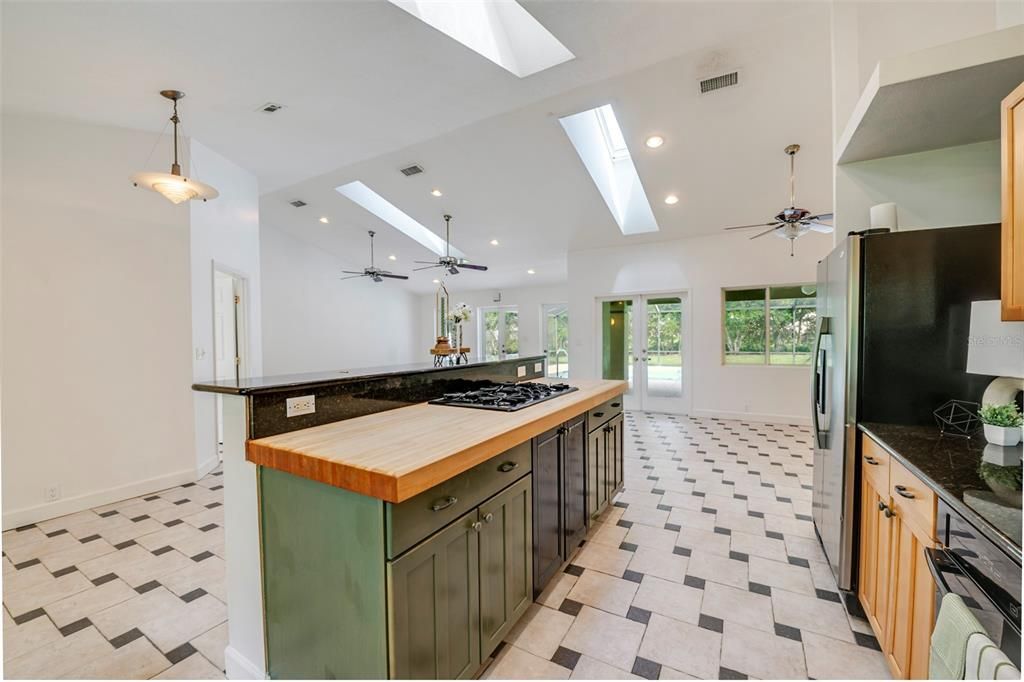 Activo con contrato: $374,900 (4 camas, 2 baños, 2084 Pies cuadrados)