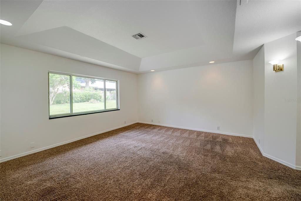 Activo con contrato: $374,900 (4 camas, 2 baños, 2084 Pies cuadrados)