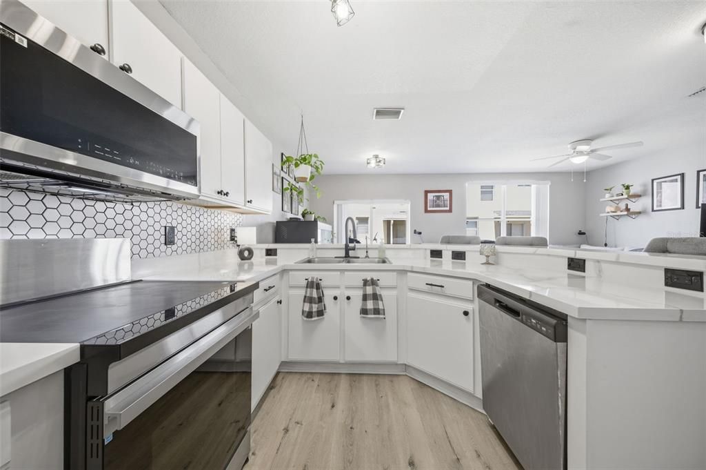 Active With Contract: $240,000 (3 beds, 2 baths, 1387 Square Feet)