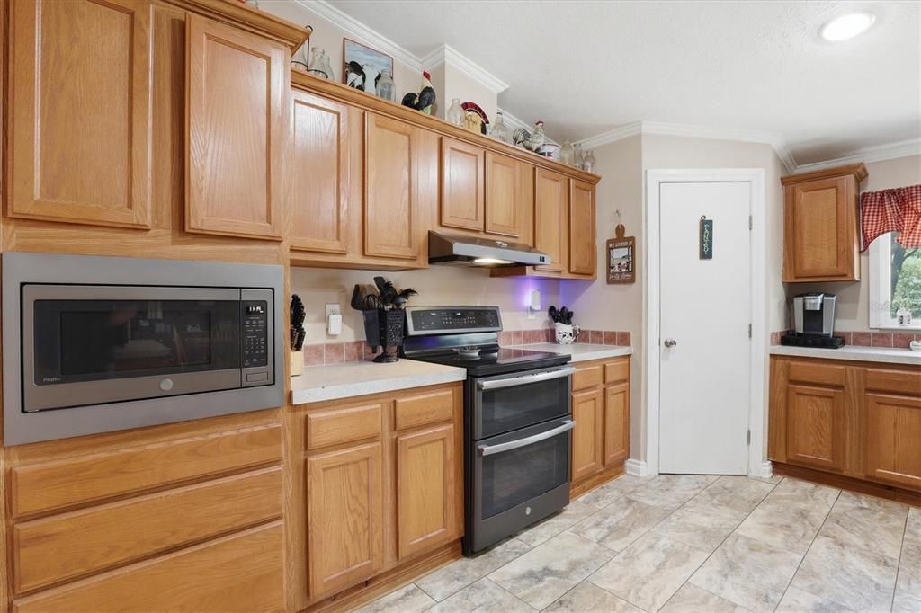Active With Contract: $325,000 (3 beds, 2 baths, 2280 Square Feet)