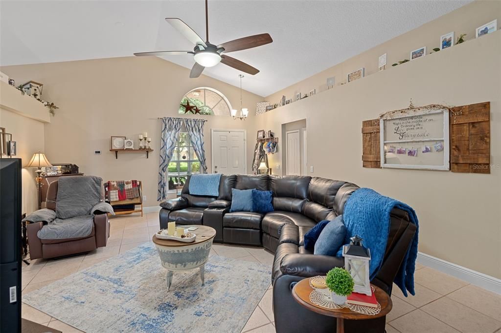 Activo con contrato: $425,000 (3 camas, 2 baños, 1598 Pies cuadrados)