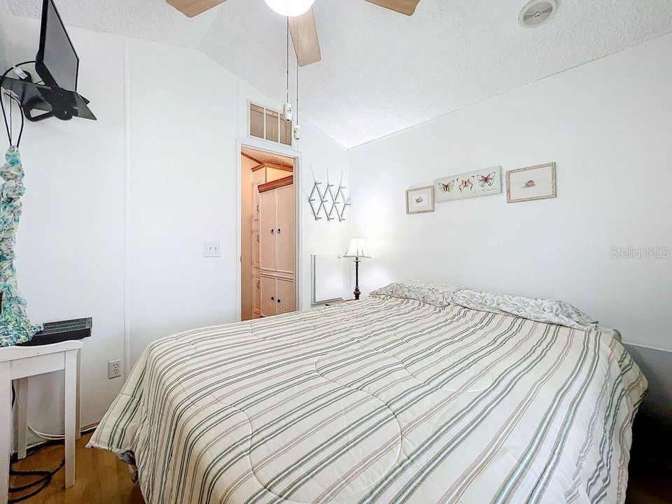 For Sale: $115,000 (1 beds, 1 baths, 696 Square Feet)
