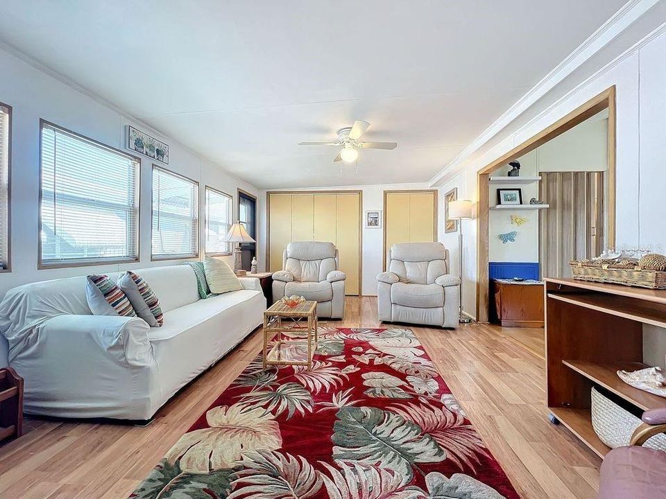 For Sale: $115,000 (1 beds, 1 baths, 696 Square Feet)