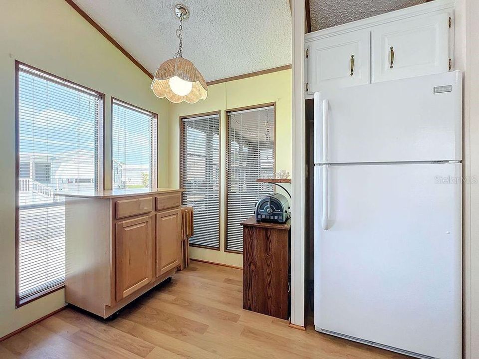 For Sale: $115,000 (1 beds, 1 baths, 696 Square Feet)