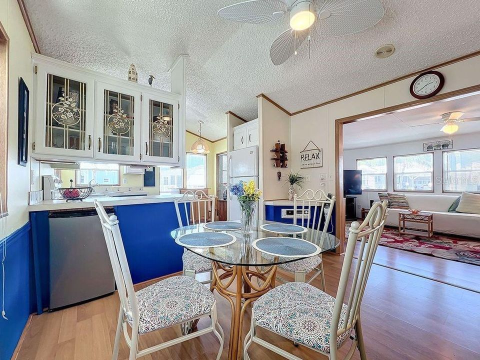 For Sale: $115,000 (1 beds, 1 baths, 696 Square Feet)