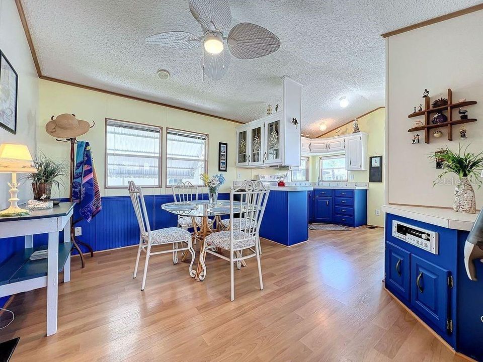 For Sale: $115,000 (1 beds, 1 baths, 696 Square Feet)