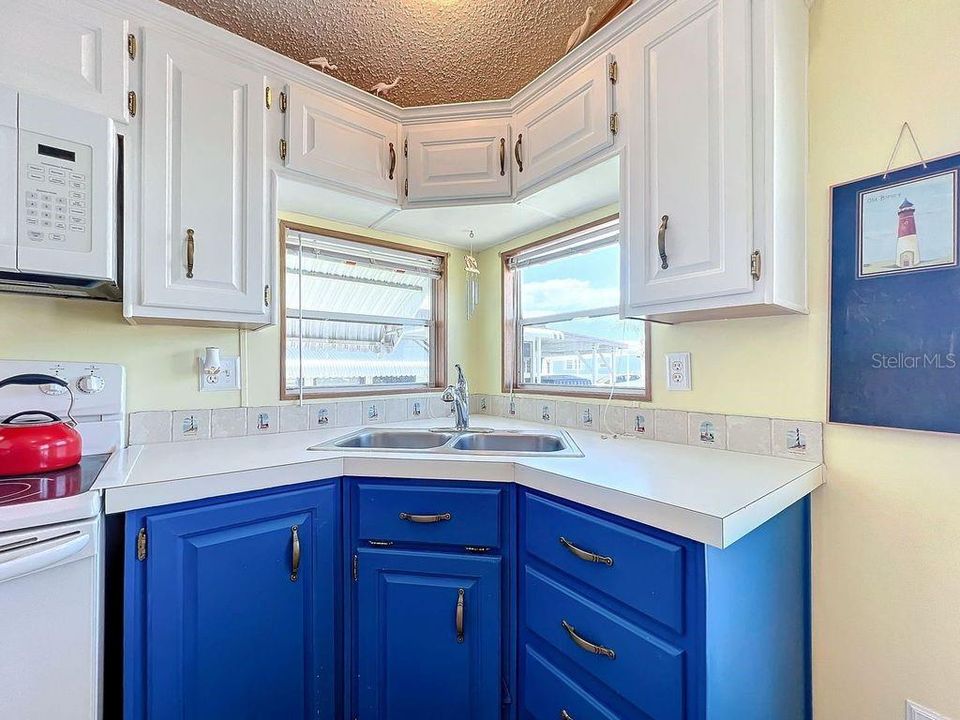 For Sale: $115,000 (1 beds, 1 baths, 696 Square Feet)