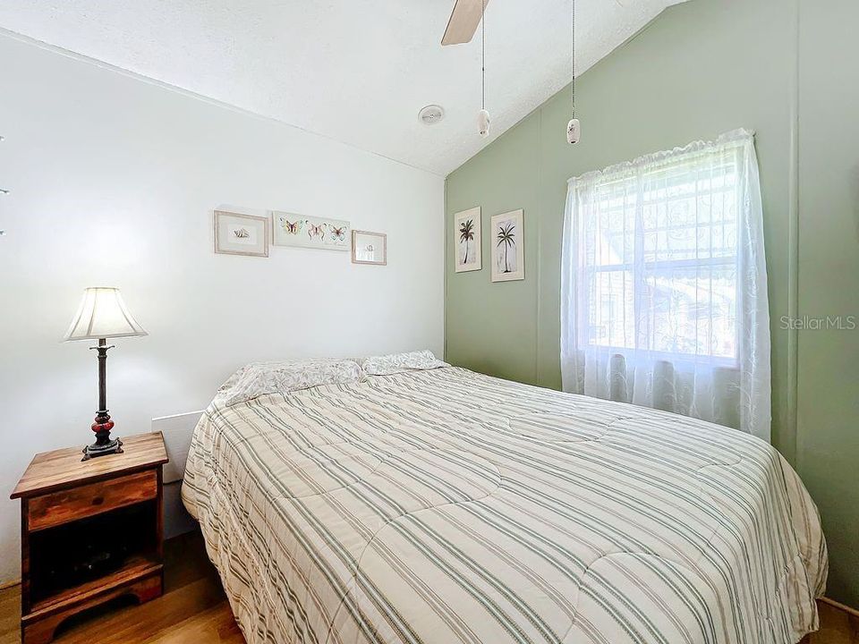 For Sale: $115,000 (1 beds, 1 baths, 696 Square Feet)