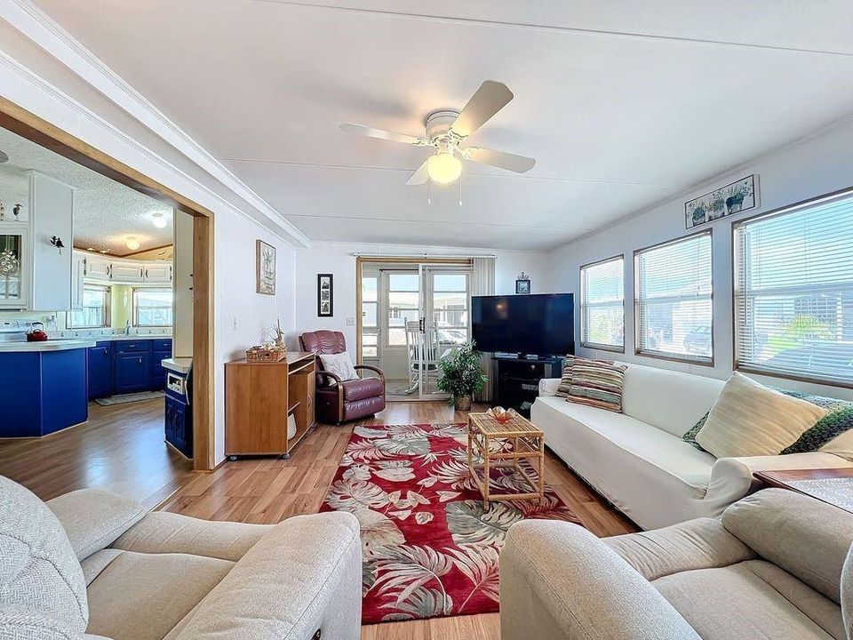 For Sale: $115,000 (1 beds, 1 baths, 696 Square Feet)