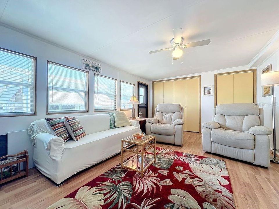 For Sale: $115,000 (1 beds, 1 baths, 696 Square Feet)