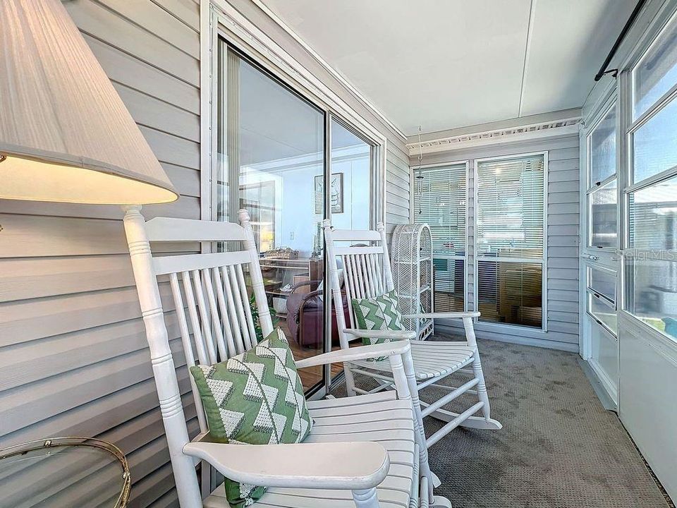 For Sale: $115,000 (1 beds, 1 baths, 696 Square Feet)