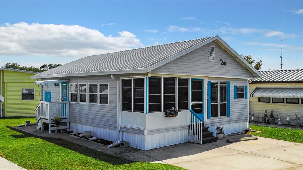 For Sale: $115,000 (1 beds, 1 baths, 696 Square Feet)