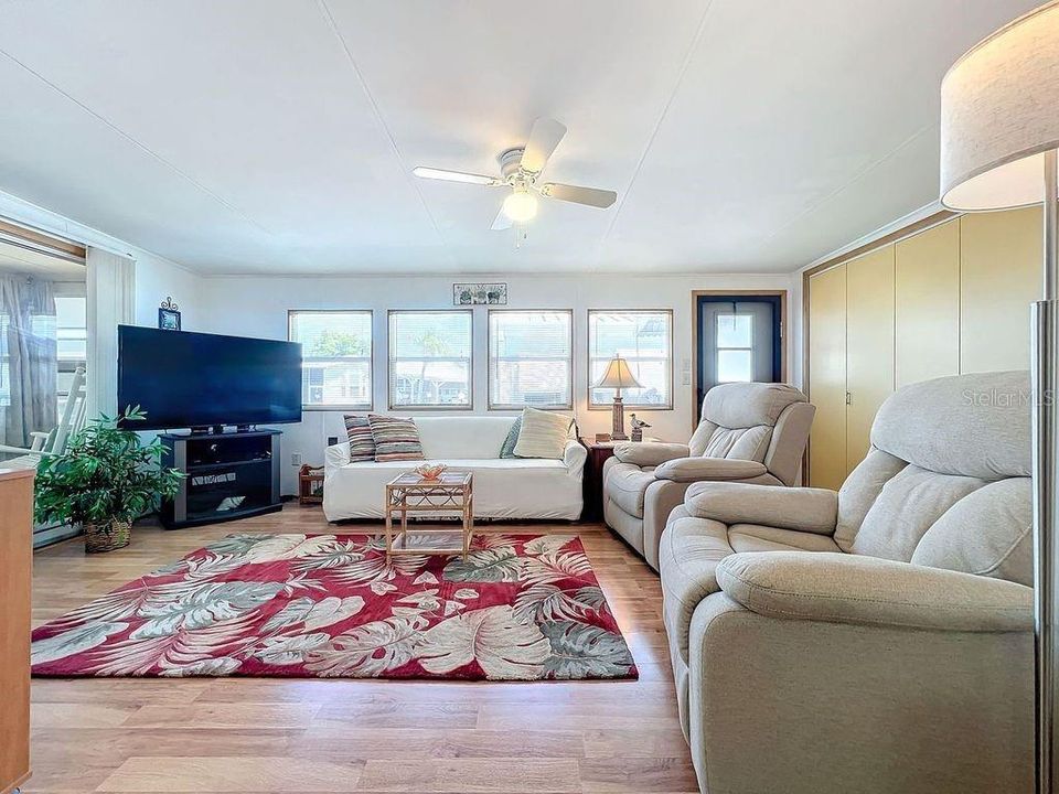 For Sale: $115,000 (1 beds, 1 baths, 696 Square Feet)