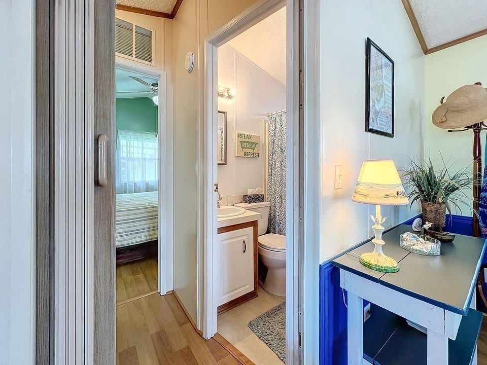 For Sale: $115,000 (1 beds, 1 baths, 696 Square Feet)