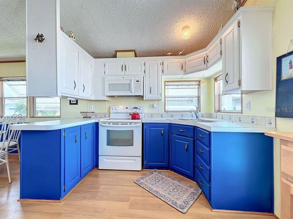 For Sale: $115,000 (1 beds, 1 baths, 696 Square Feet)