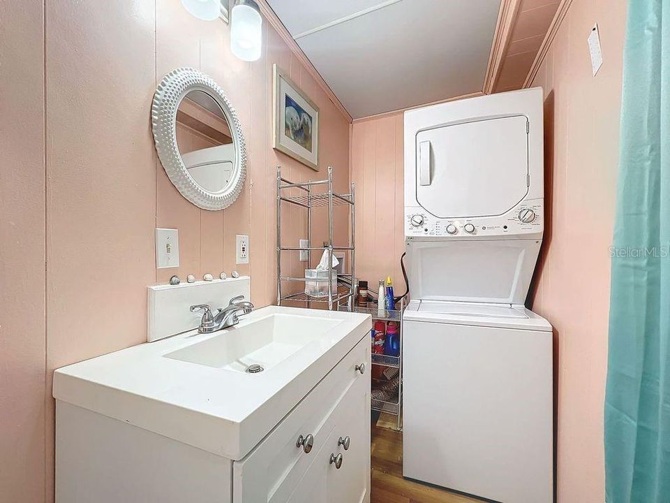For Sale: $115,000 (1 beds, 1 baths, 696 Square Feet)