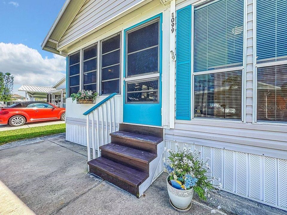 For Sale: $115,000 (1 beds, 1 baths, 696 Square Feet)