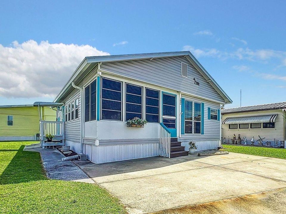 For Sale: $115,000 (1 beds, 1 baths, 696 Square Feet)