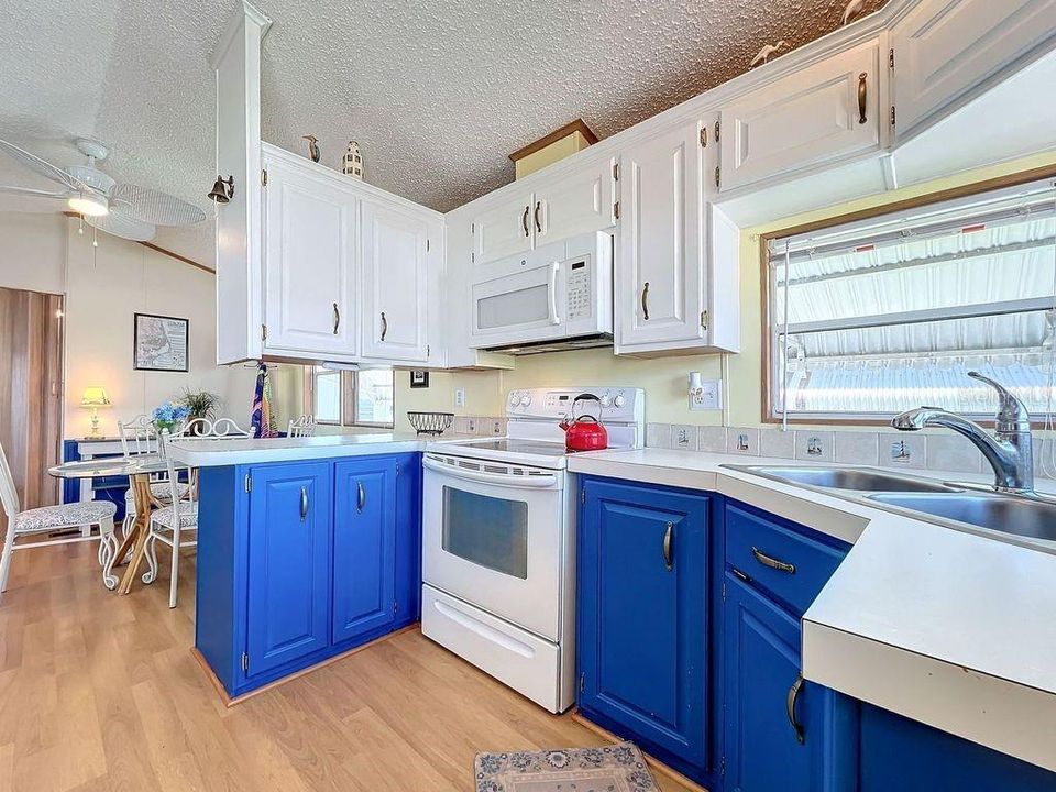 For Sale: $115,000 (1 beds, 1 baths, 696 Square Feet)