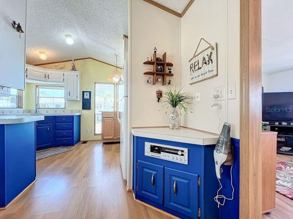 For Sale: $115,000 (1 beds, 1 baths, 696 Square Feet)