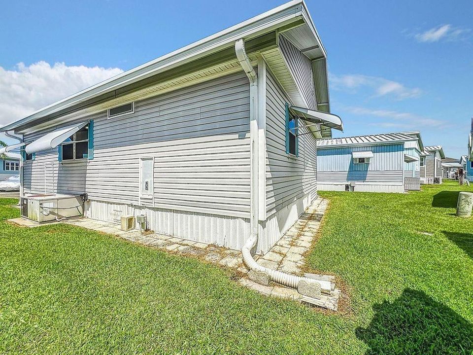 For Sale: $115,000 (1 beds, 1 baths, 696 Square Feet)