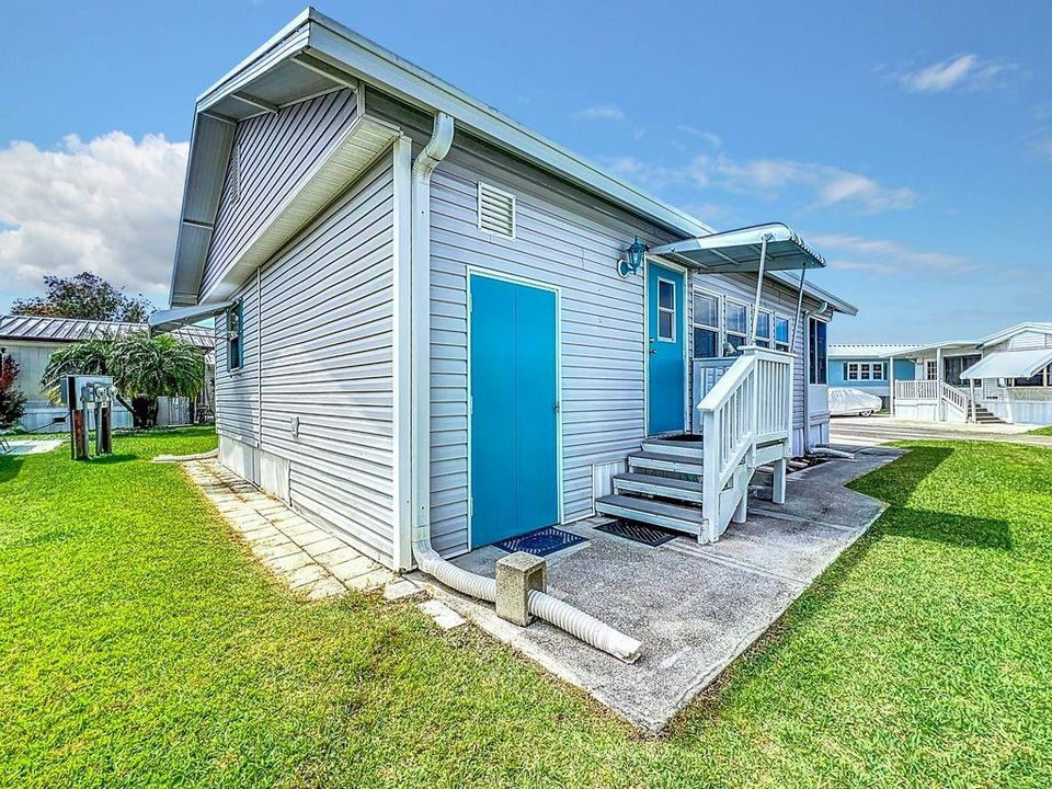 For Sale: $115,000 (1 beds, 1 baths, 696 Square Feet)