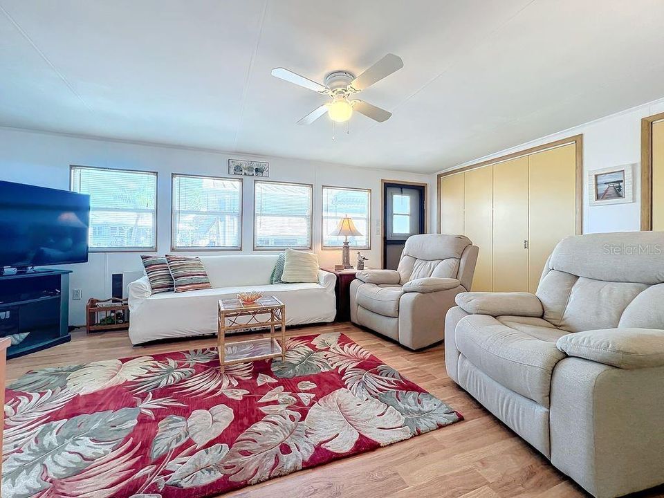 For Sale: $115,000 (1 beds, 1 baths, 696 Square Feet)