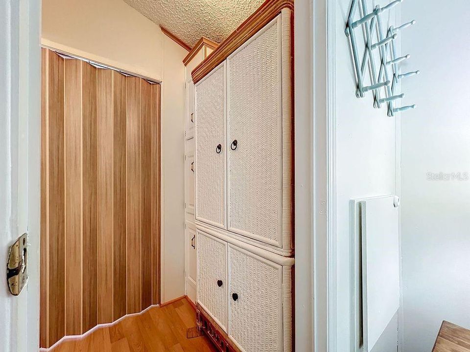 For Sale: $115,000 (1 beds, 1 baths, 696 Square Feet)
