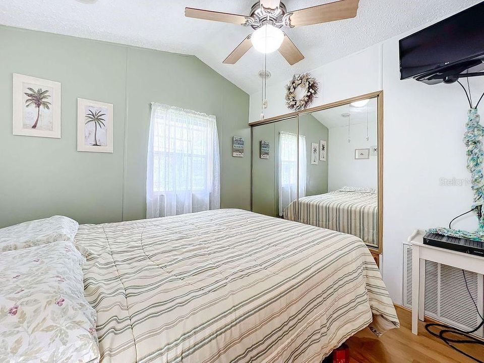For Sale: $115,000 (1 beds, 1 baths, 696 Square Feet)