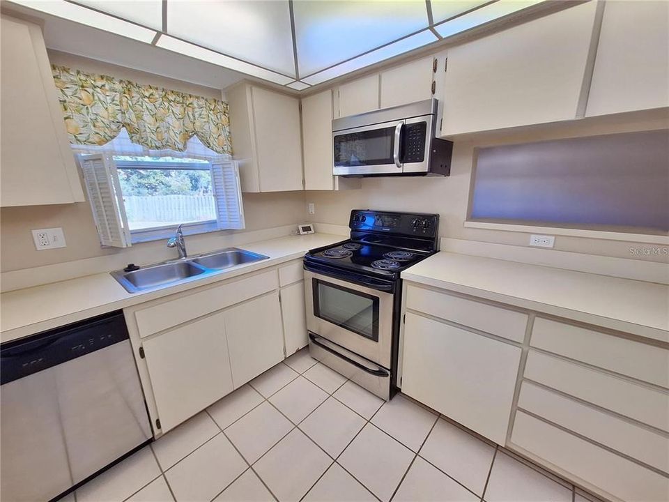 For Rent: $2,200 (2 beds, 2 baths, 1076 Square Feet)
