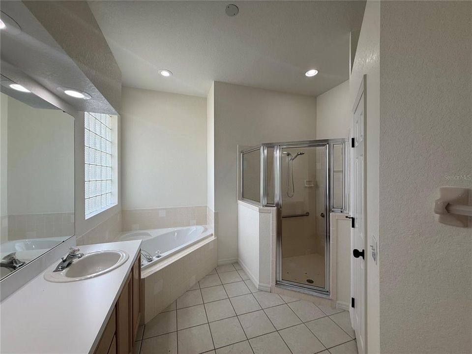 For Sale: $379,900 (3 beds, 2 baths, 1942 Square Feet)