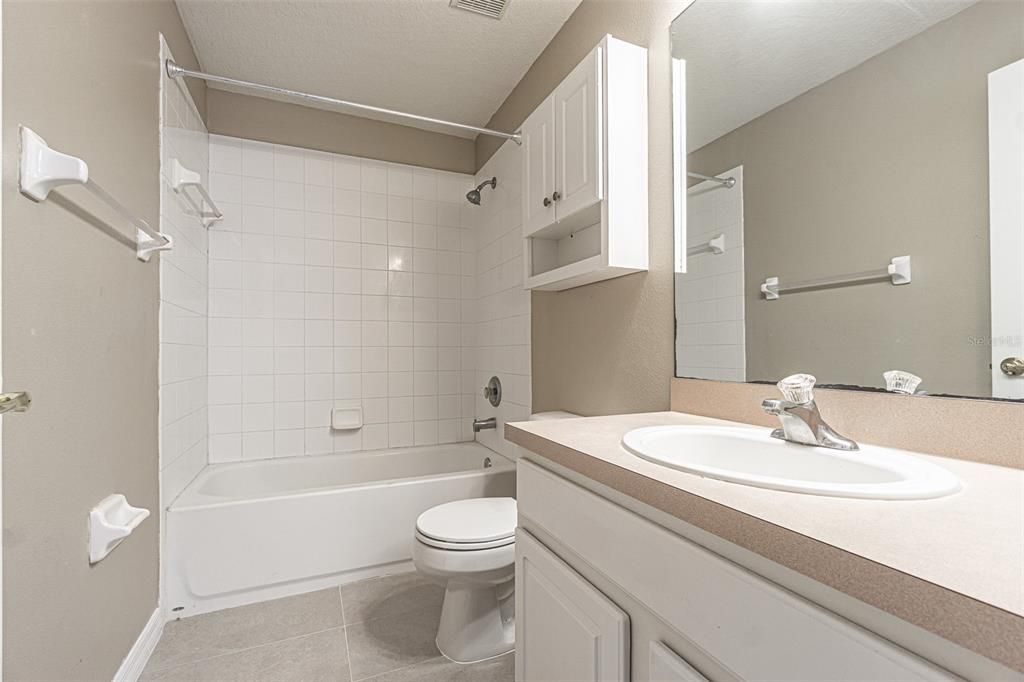 На продажу: $249,999 (2 спален, 2 ванн, 1216 Квадратных фут)
