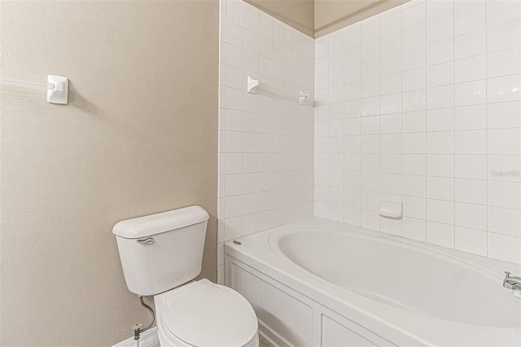 На продажу: $249,999 (2 спален, 2 ванн, 1216 Квадратных фут)