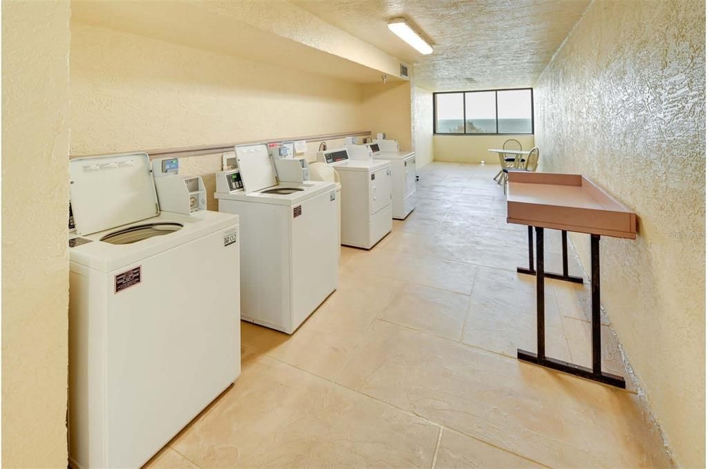 For Sale: $214,000 (1 beds, 1 baths, 733 Square Feet)