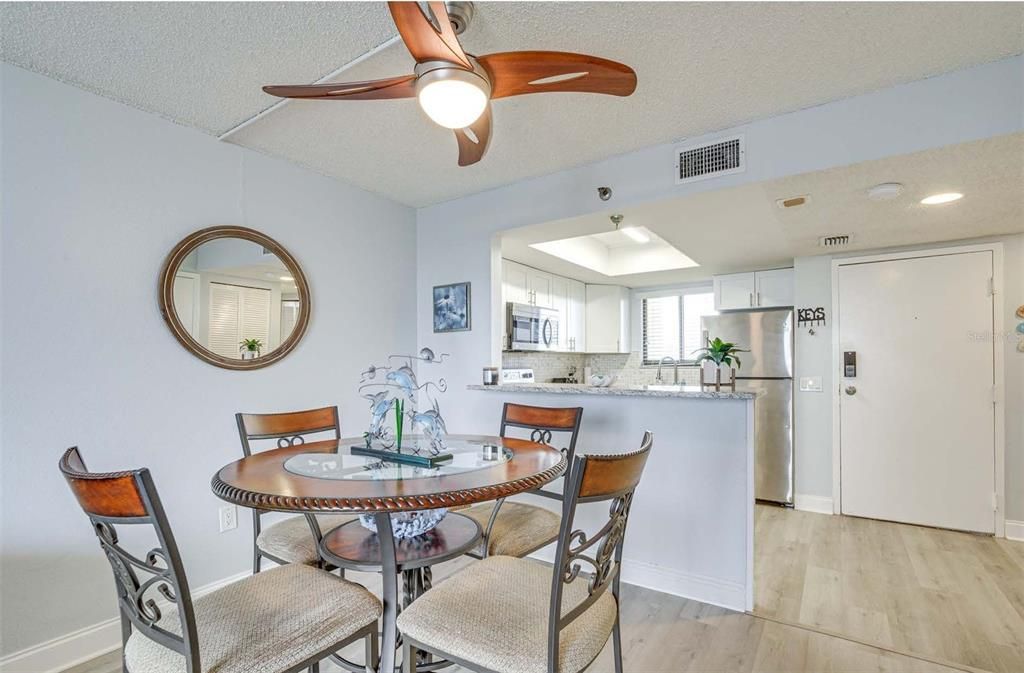 For Sale: $214,000 (1 beds, 1 baths, 733 Square Feet)