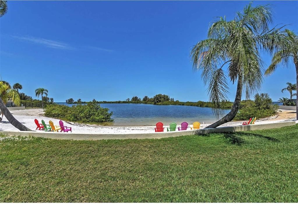 For Sale: $214,000 (1 beds, 1 baths, 733 Square Feet)