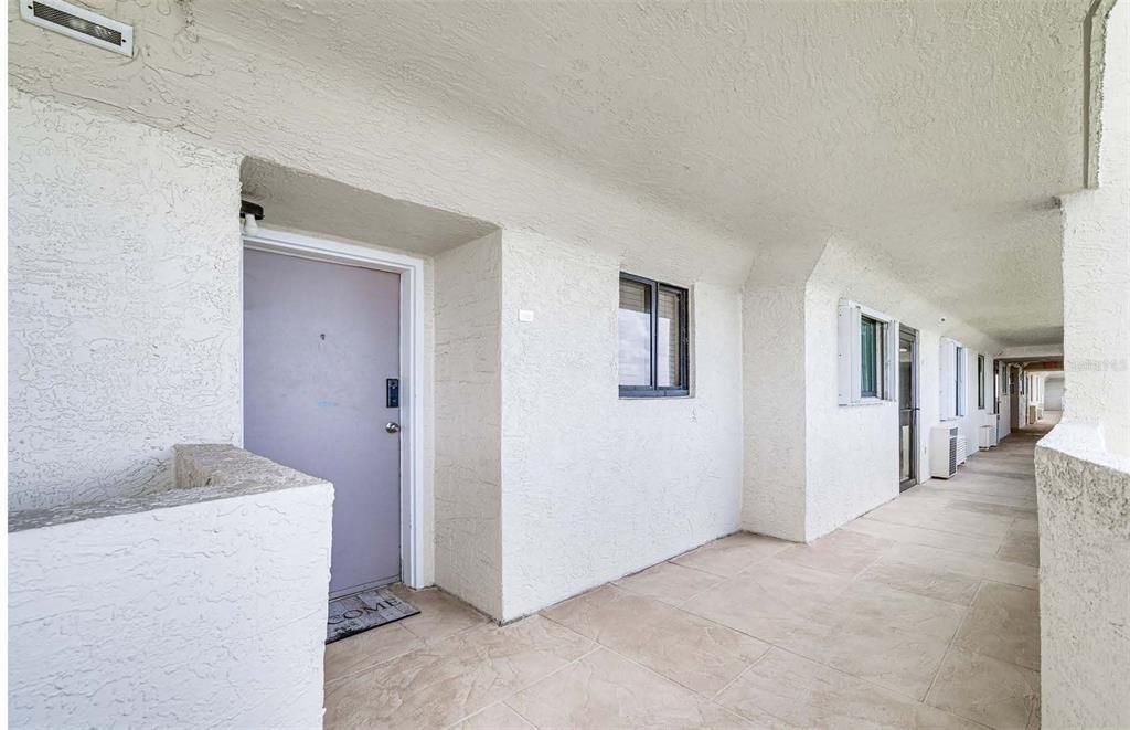For Sale: $214,000 (1 beds, 1 baths, 733 Square Feet)