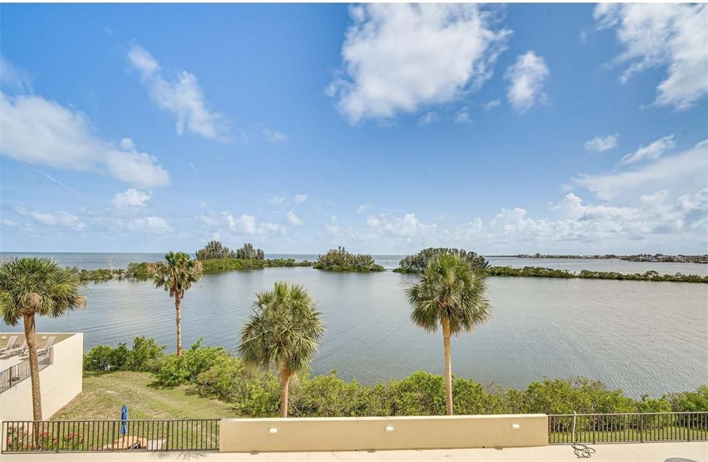 For Sale: $214,000 (1 beds, 1 baths, 733 Square Feet)