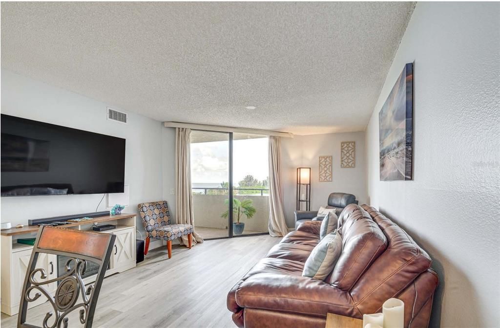 For Sale: $214,000 (1 beds, 1 baths, 733 Square Feet)